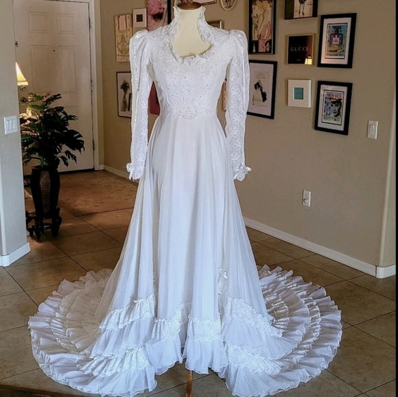 1970's Vintage Union Label White Lace Full Train Wedding‎ Dress - Picture 2 of 13